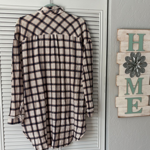 POL Oversized Button Down Shirt in Blue Tan and Cream with Crochet Lace Details - Picture 9 of 9